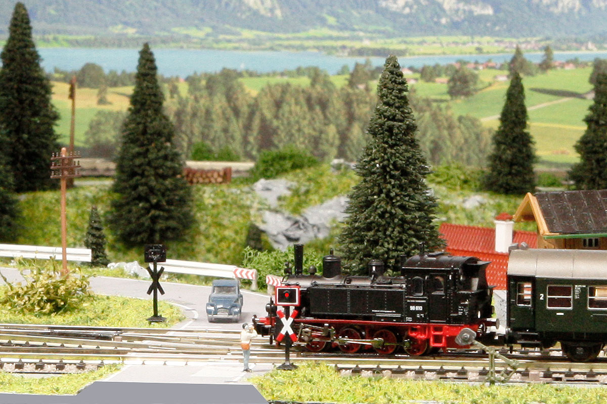 elektrisch gesteuerter Bahnübergang