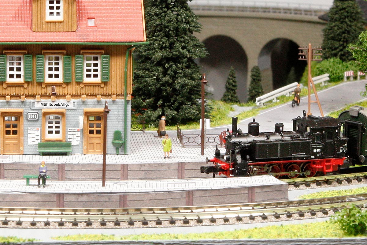 Figuren Spur N: Reisende am Bahnsteig und Bahnhof