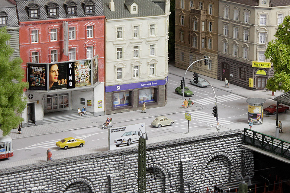 Spur N Straßen und Fahrbahnmarkierungen