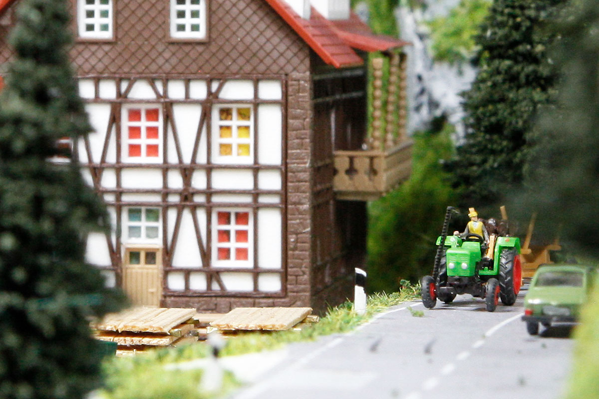 Figuren auf dem Land Spur N