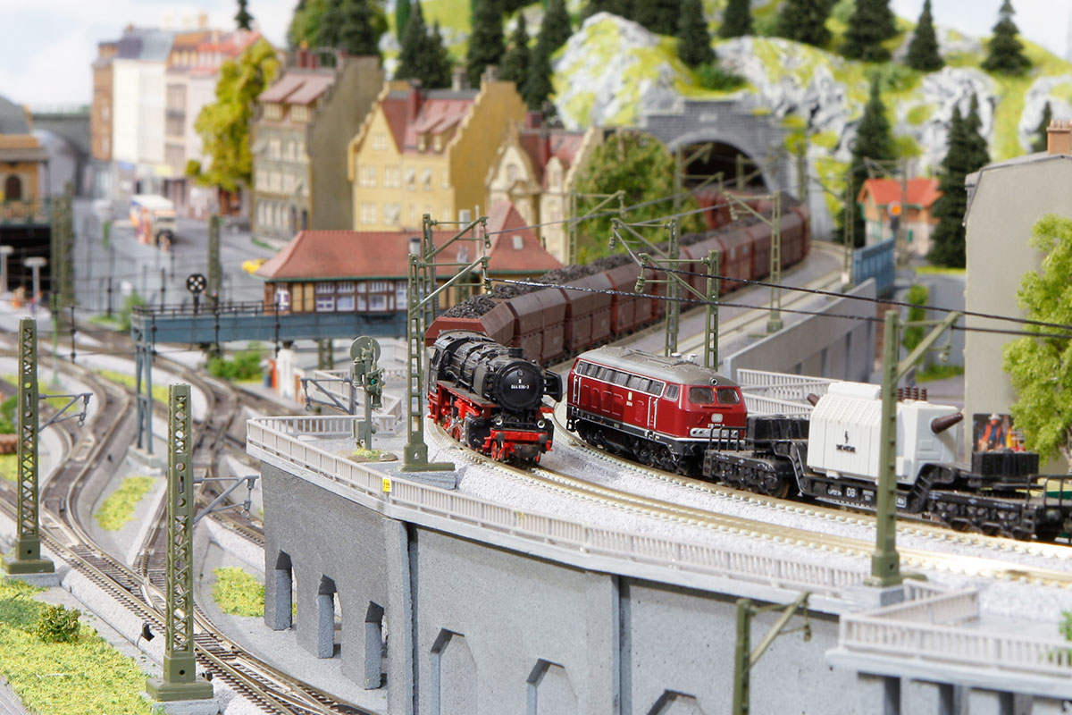 Modelleisenbahn mit Kurvenüberhöhung
